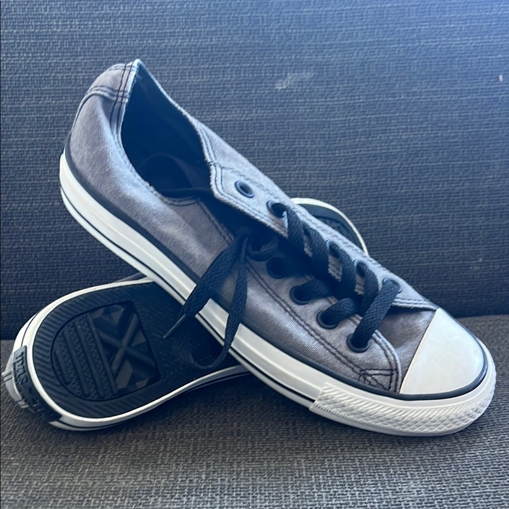 Women’s gray converse not sure if they have been worn at all